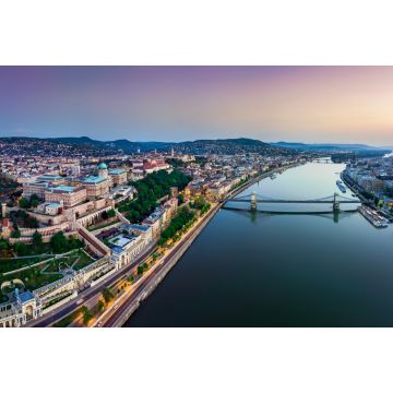 Lais Puzzle - Budapest, Ungarn - Panoramablick auf Budapest aus der Vogelperspektive. Diese Ansicht umfasst die Budaer Burg, den Königspalast, die Matthiaskirche, die Fischerbastei und die Szechenyi-Kettenbrücke bei Sonnenuntergang mit farbigem Himmel...