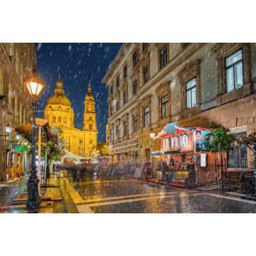 Lais Puzzle - Budapest, Ungarn - Verschneite Nacht auf einem Weihnachtsmarkt und einer Einkaufsstraße mit Straßenlaternen, festlicher Dekoration und der St.-Stephans-Basilika im Hintergrund - 2.000 Teile
