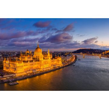 Lais Puzzle - Budapest, Ungarn - Panoramablick aus der Luft auf das beleuchtete ungarische Parlament mit der Szechenyi Kettenbrücke, dem Königlichen Schloss Buda und bunten Wolken im Hintergrund bei Sonnenuntergang - 2.000 Teile