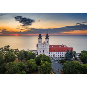 Lais Puzzle - Tihany, Ungarn - Luftaufnahme des berühmten Benediktinerklosters Tihany (Abtei Tihany) mit wunderschönem bunten Himmel und Wolken bei Sonnenaufgang über dem Balaton - 1.000 Teile