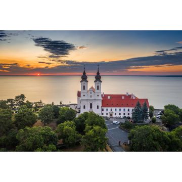 Lais Puzzle - Tihany, Ungarn - Luftaufnahme des berühmten Benediktinerklosters Tihany (Abtei Tihany) mit wunderschönem bunten Himmel und Wolken bei Sonnenaufgang über dem Balaton - 2.000 Teile
