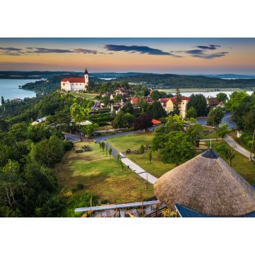 Lais Puzzle - Tihany, Ungarn - Panoramablick auf das schöne Dorf Tihany am Nordufer des Plattensees mit der Benediktinerabtei Tihany (Tihanyi apatsag), dem Inneren See und einem farbenfrohen Himmel bei Sonnenaufgang - 1.000 Teile