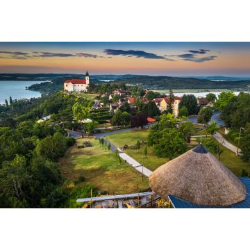 Lais Puzzle - Tihany, Ungarn - Panoramablick auf das schöne Dorf Tihany am Nordufer des Plattensees mit der Benediktinerabtei Tihany (Tihanyi apatsag), dem Inneren See und einem farbenfrohen Himmel bei Sonnenaufgang - 2.000 Teile