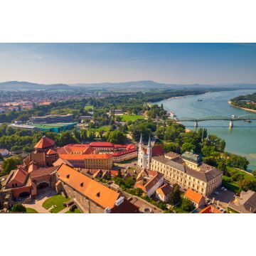Lais Puzzle - Blick auf die historische Stadt von der Esztergom-Basilika in Ungarn. Die Donau und die Grenzbrücke zur Stadt Sturovo in der Slowakei - 2.000 Teile