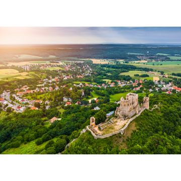 Lais Puzzle - Csesznek, Ungarn - Panoramablick aus der Luft auf die auf einem Hügel gelegene Burg von Csesznek und die Stadt Csesznek bei Sonnenuntergang an einem sonnigen Sommernachmittag - 1.000 Teile