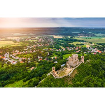 Lais Puzzle - Csesznek, Ungarn - Panoramablick aus der Luft auf die auf einem Hügel gelegene Burg von Csesznek und die Stadt Csesznek bei Sonnenuntergang an einem sonnigen Sommernachmittag - 2.000 Teile