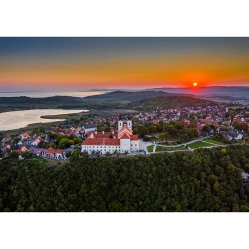 Lais Puzzle - Tihany, Ungarn - Luftaufnahme des berühmten Benediktinerklosters von Tihany (Tihany Abbey, Tihanyi Apatsag) mit schönem goldenen Himmel bei Sonnenuntergang über dem Plattensee an einem Sommernachmittag - 1.000 Teile