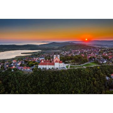 Lais Puzzle - Tihany, Ungarn - Luftaufnahme des berühmten Benediktinerklosters von Tihany (Tihany Abbey, Tihanyi Apatsag) mit schönem goldenen Himmel bei Sonnenuntergang über dem Plattensee an einem Sommernachmittag - 2.000 Teile