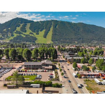 Lais Puzzle - Panoramablick auf die Häuser von Jackson Hole und die schönen Berge an einem Sommermorgen, Wyoming - 40, 100, 200, 500, 1.000 & 2.000 Teile