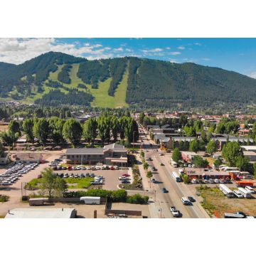 Lais Puzzle - Panoramablick auf die Häuser von Jackson Hole und die schönen Berge an einem Sommermorgen, Wyoming - 1.000 Teile