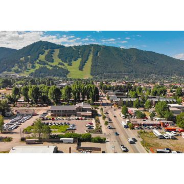 Lais Puzzle - Panoramablick auf die Häuser von Jackson Hole und die schönen Berge an einem Sommermorgen, Wyoming - 2.000 Teile