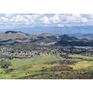 Lais Puzzle - Blick von der Bergspitze auf Naturparkwiesen und Vorstadthäuser im malerischen Newbury Park bei Los Angeles, Kalifornien - 1.000 Teile