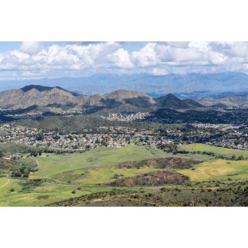 Lais Puzzle - Blick von der Bergspitze auf Naturparkwiesen und Vorstadthäuser im malerischen Newbury Park bei Los Angeles, Kalifornien - 2.000 Teile