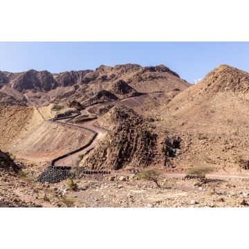 Lais Puzzle - Hatta Wadi Hub Bergkarrenabfahrt mit Autoreifen Zaun, Hajar-Gebirge, Vereinigte Arabische Emirate - 2.000 Teile