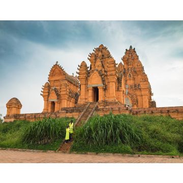 Lais Puzzle - Champa-Tempel - Hidu-Turm in Asien. Vietnamesische Frauen in traditioneller Kleidung Ao Dai zu Fuß in Richtung des Tempels - 40, 100, 200, 500 & 1.000 Teile