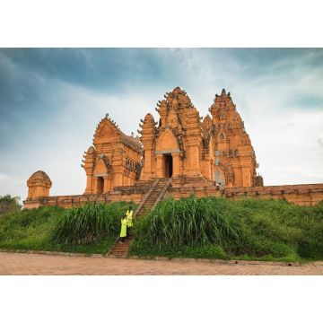 Lais Puzzle - Champa-Tempel - Hidu-Turm in Asien. Vietnamesische Frauen in traditioneller Kleidung Ao Dai zu Fuß in Richtung des Tempels - 1.000 Teile