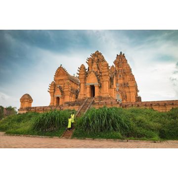 Lais Puzzle - Champa-Tempel - Hidu-Turm in Asien. Vietnamesische Frauen in traditioneller Kleidung Ao Dai zu Fuß in Richtung des Tempels - 2.000 Teile