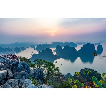 Lais Puzzle - Karstlandschaften im Meer bei Sonnenaufgang, Blick vom Berg Bai Tho in der Halong-Bucht, Vietnam, Südostasien. UNESCO-Welterbe - 2.000 Teile