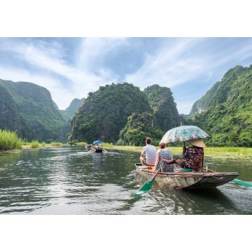 Lais Puzzle - Flussabwärts im Gebirgstal auf einem Boot mit vietnamesischen Fußpaddlern - 1.000 Teile