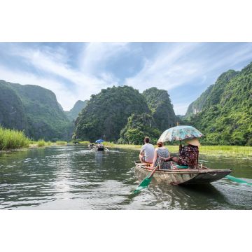 Lais Puzzle - Flussabwärts im Gebirgstal auf einem Boot mit vietnamesischen Fußpaddlern - 2.000 Teile
