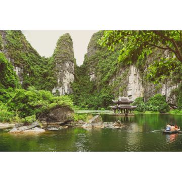 Lais Puzzle - Touristen auf einem Ruderboot im Landschaftskomplex Trang An in der Provinz Ninh Binh, Vietnam - 2.000 Teile