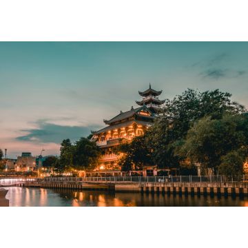 Lais Puzzle - Nächtliche Szene der Phap Hoa Pagode entlang des Nhieu Loc Kanals (Saigon Fluss) in Ho Chi Minh Stadt, Vietnam - 2.000 Teile