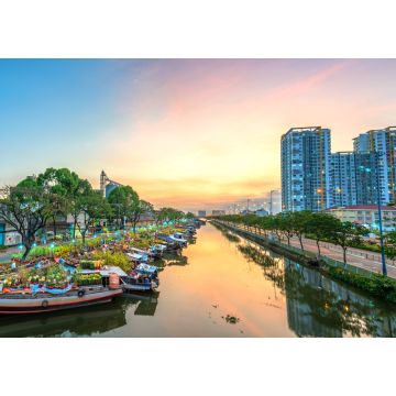 Lais Puzzle - Blumenboote voller Blumen, die bei Sonnenuntergang am Kai des Kanals geparkt sind, einem Ort, an dem zum Mondneujahrsfest ein lebhafter Blumenmarkt stattfindet, in Ho-Chi-Minh-Stadt, Vietnam - 1.000 Teile