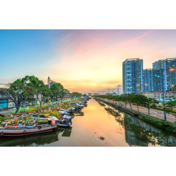 Lais Puzzle - Blumenboote voller Blumen, die bei Sonnenuntergang am Kai des Kanals geparkt sind, einem Ort, an dem zum Mondneujahrsfest ein lebhafter Blumenmarkt stattfindet, in Ho-Chi-Minh-Stadt, Vietnam - 2.000 Teile