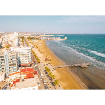 Lais Puzzle - Blick aus der Vogelperspektive auf den Hafen des Fischerdorfs Zygi, Larnaca, Zypern. Die im Hafen vertäuten Fischkutter mit angedockten Yachten und die Skyline der Stadt bei Limassol von oben. See von Larnaca - 1.000 Teile