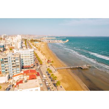 Lais Puzzle - Blick aus der Vogelperspektive auf den Hafen des Fischerdorfs Zygi, Larnaca, Zypern. Die im Hafen vertäuten Fischkutter mit angedockten Yachten und die Skyline der Stadt bei Limassol von oben. See von Larnaca - 2.000 Teile