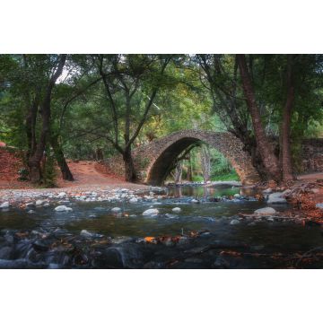Lais Puzzle - Venezianische Brücke auf Zypern im Troodos-Gebirge. Schöne Herbstlandschaft mit Fluss, Bäumen und antiker Brücke. Mittelalterliche Architektur - 2.000 Teile