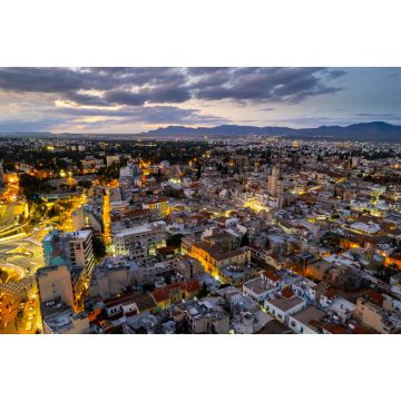 Lais Puzzle - Drohnenaufnahme des Stadtbilds von Nikosia auf Zypern bei Sonnenuntergang - 2.000 Teile