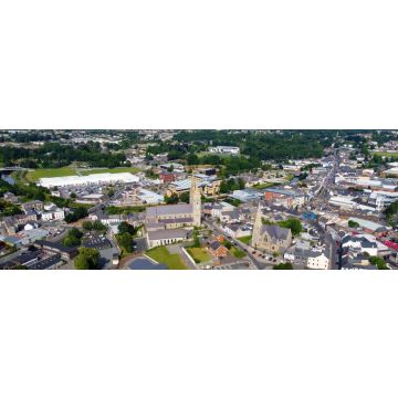 Lais Puzzle - Luftaufnahme der St. Columbas Church of Ireland Sacred Heart Church im Stadtzentrum von Omagh in der nordirischen Grafschaft Tyrone, Panorama - 1.000 Teile