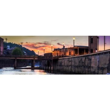 Lais Puzzle - Einheimische genießen einen Abendspaziergang entlang des Autauga Creek in Prattville, Alabama, Panorama - 1.000 Teile