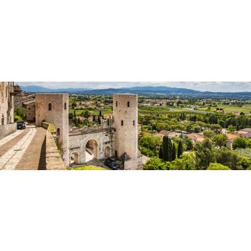 Lais Puzzle - Die Porta di Venere aus der Römerzeit, aus weißem Travertin, mit ihren drei Bögen und den beiden Türmen des Properzio. In Spello, Provinz Perugia, Umbrien, Italien, Panorama - 1.000 Teile
