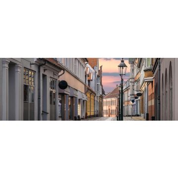 Lais Puzzle - Eine schöne bunte Straße bei Sonnenuntergang in Viborg, Dänemark. Schöne Stadt Straße in Dänemark. Dänemark Stadtbild in der Abenddämmerung. Skandinavische Straße bei Sonnenuntergang. Viborg ist eine der ältesten Städte Dänemarks...