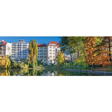 Lais Puzzle - Park am Ufer des Lietzen-Sees mit sich im Wasser spiegelnden Gebäuden in Berlin, Deutschland, Panorama - 1.000 Teile