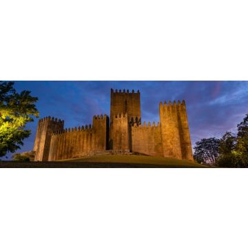 Lais Puzzle - Die Burg von Guimaraes bei Sonnenuntergang, in Portugal, Panorama - 1.000 Teile