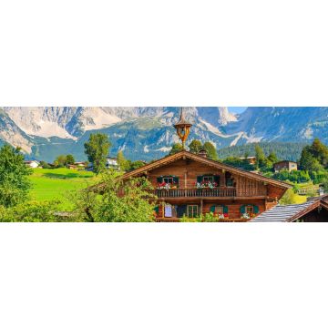 Lais Puzzle - Typische Holz-Alpenhaus gegen Alpen Berge Hintergrund auf grüne Wiese in Going am Wilden Kaiser Dorf auf sonnigen Sommertag, Tirol, Österreich, Panorama - 1.000 Teile