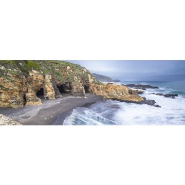 Lais Puzzle - Das berühmte Reiseziel "Cueva de los Patos Liles" ist ein fantastischer Strand mit drei Höhlen mit Blick auf den Pazifik, ein mysteriöser und magischer Ort wie in einer Fantasiewelt in Cobquecura, Chile, Panorama - 1.000 Teile