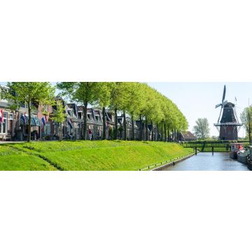 Lais Puzzle - Eine klassische holländische Windmühle in der Stadt Dokkum, Friesland, in den nördlichen Teilen der Niederlande, an einem sonnigen Frühlingsnachmittag, Panorama - 1.000 Teile