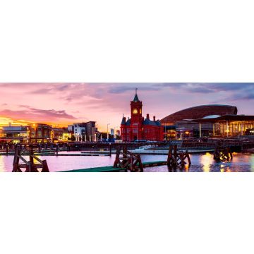 Lais Puzzle - Nächtliche Waterfront in Cardiff, Vereinigtes Königreich. Farbenfroher Sonnenuntergang mit Wales Millennium Center, Panorama - 1.000 Teile