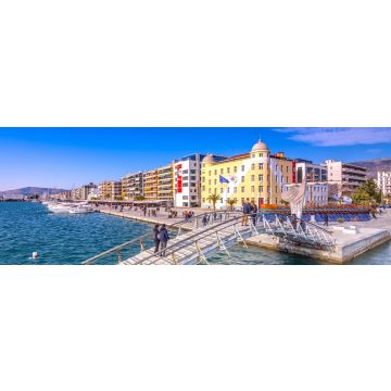 Lais Puzzle - Universitätsgebäude an der Strandpromenade von Volos mit einer Kopie der antiken Trireme von Jason, Griechenland, Panorama - 1.000 Teile