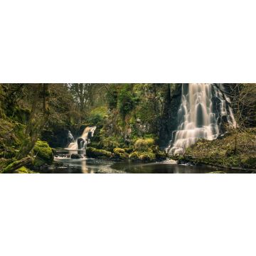 Lais Puzzle - Langzeitbelichtungsaufnahme der Linn Jaw Wasserfälle, in der Nähe von Livingston, Schottland, mit moosbewachsenen Felsen im Vordergrund und rund um die Wasserfälle und weißen Schaumstreifen im Wasser. West Lothian. UK, Panorama - 1.000 Teile