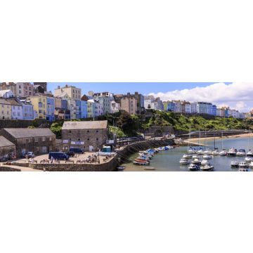 Lais Puzzle - Farbenfrohe historische Stadt und St. Mary's Kirche, vom Harbour Beach aus, Boote an einem sonnigen Tag, Tenby, Pembrokeshire, Wales, Panorama - 1.000 Teile