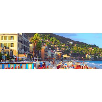 Lais Puzzle - Mehrfarbige Sonnenschirme am Strand in Alassio, Provinz Savona, Region Sanremo, Italien. Stadt bei Sonnenuntergang, Panorama - 1.000 Teile