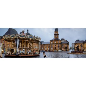 Lais Puzzle - Nachmittags verregneter Place Ducale mit Karussell in Charleville-Mezieres, Frankreich, Panorama - 1.000 Teile