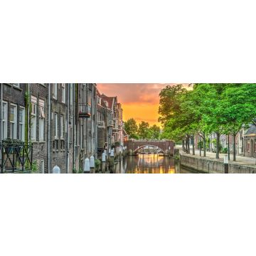 Lais Puzzle - Feuriger Sonnenuntergang reflektiert in einem Kanal gesäumt von Häusern im mittelalterlichen Stadtzentrum von Dordrecht, Niederlande, Panorama - 1.000 Teile