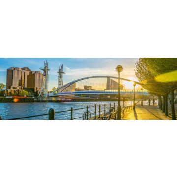 Lais Puzzle - Blick auf eine Fußgängerbrücke in den Salford Quays in Manchester, England, Panorama - 1.000 Teile
