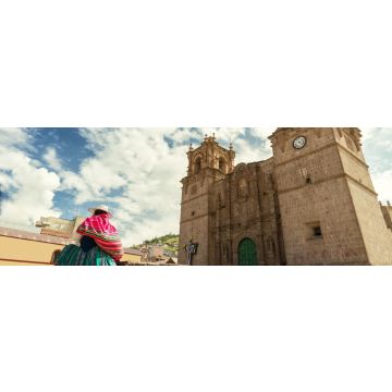 Lais Puzzle - Frau mit Keperina (Tasche auf dem Rücken) auf den Stufen der Kathedrale von Puno (Peru) sitzend, Panorama - 1.000 Teile